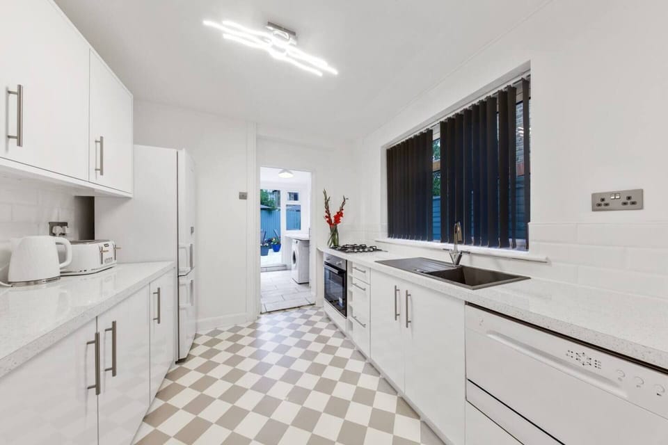 House | Private kitchen | Fridge, microwave, oven, stovetop