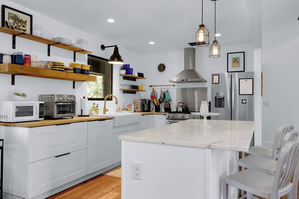 Large kitchen fully equipped with all appliances