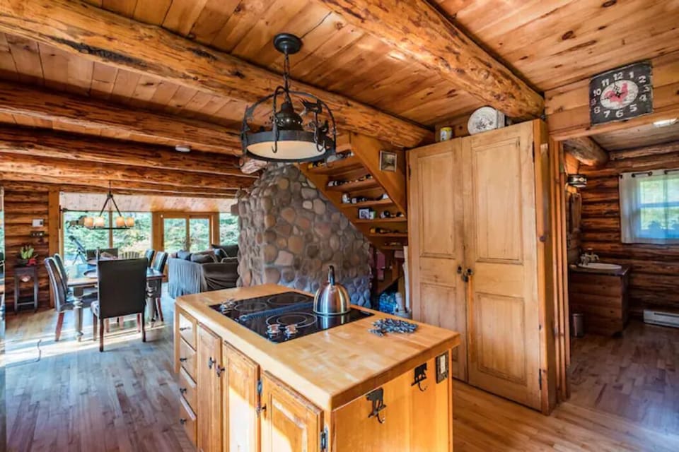 Comfort Chalet | Private kitchen | Full-size fridge, microwave, oven, stovetop