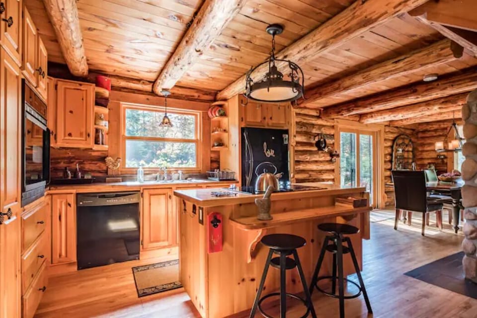 Comfort Chalet | Private kitchen | Full-size fridge, microwave, oven, stovetop