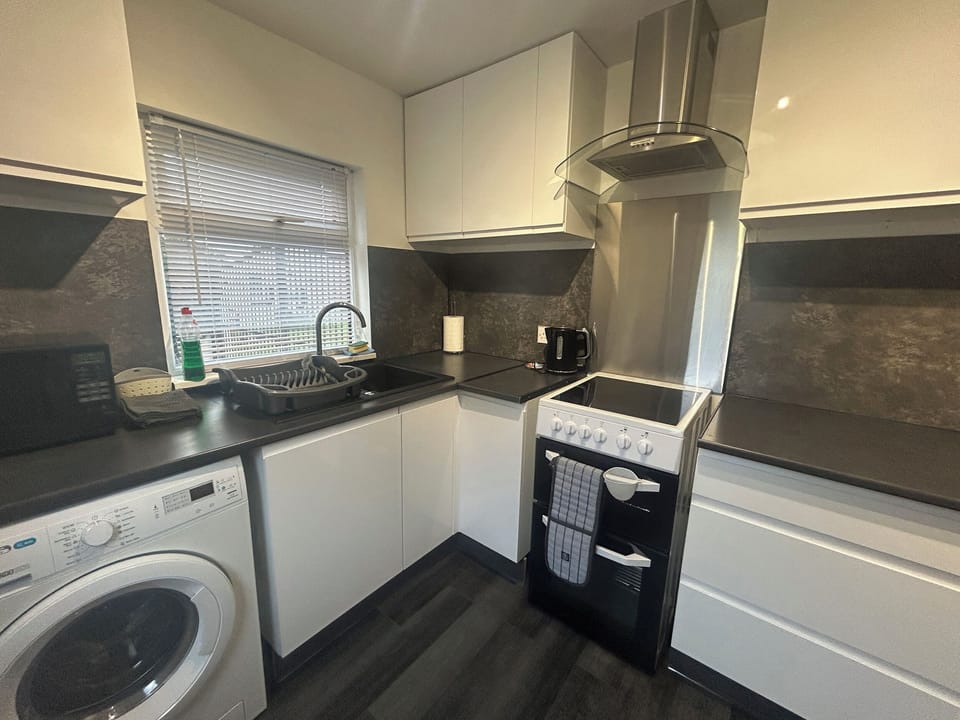 Cottage | Private kitchen | Fridge, electric kettle, toaster, cookware/dishes/utensils