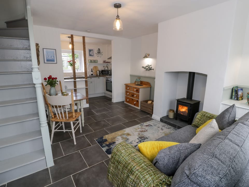 Cottage | Living room | Fireplace