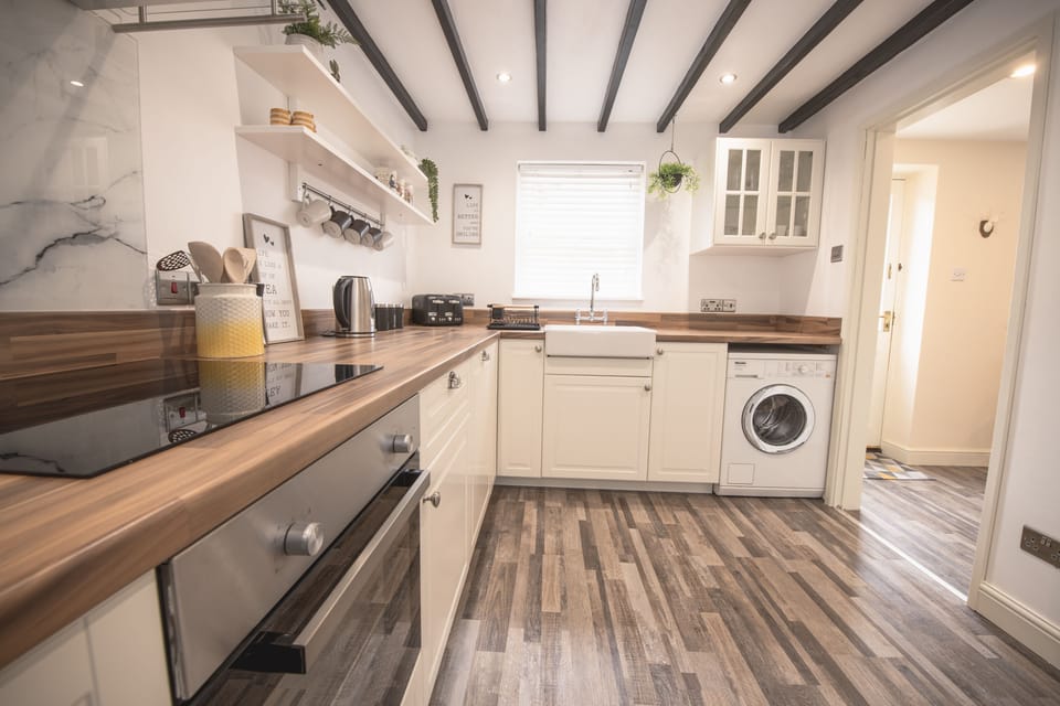 Ground floor: Kitchen area with washing machine