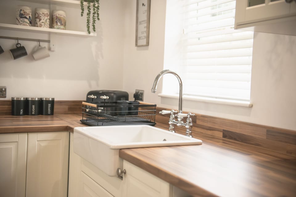 Ground floor: Kitchen with Belfast sink