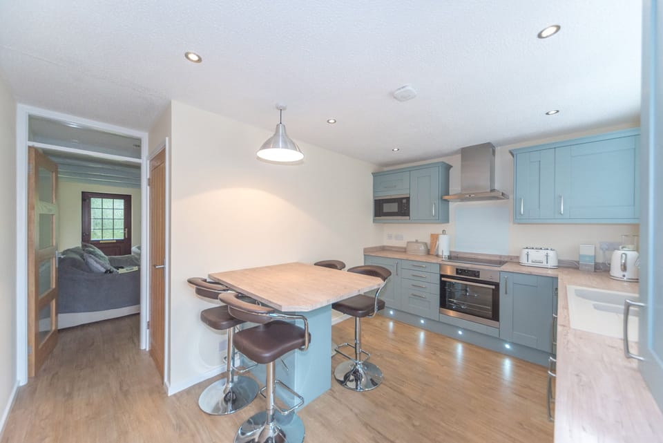 Cottage | Private kitchen | Fridge, microwave, dishwasher, electric kettle