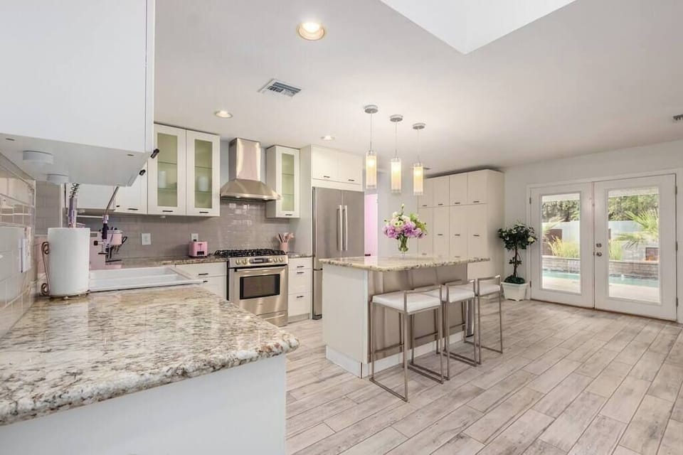Fully stocked kitchen, complete with all necessary appliances, pots/pans, dinnerware, coffee, etc. to prepare a meal at the house!
