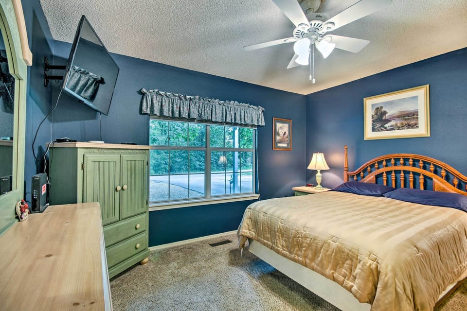 Bedroom 1 | Queen Bed | Linens Provided | En-Suite Bathroom | Smart TV