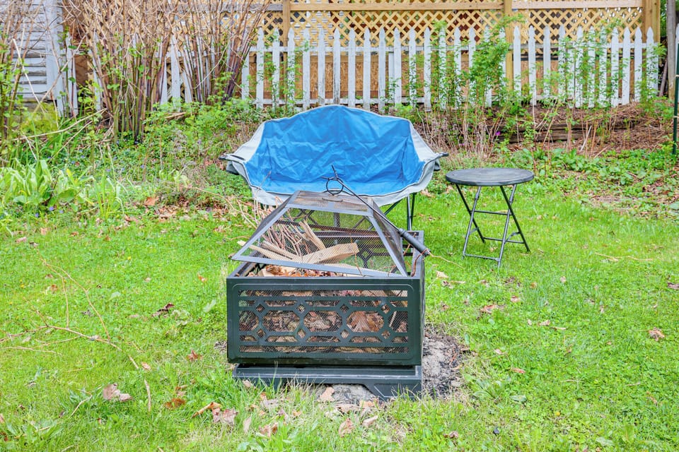 Private Yard | Fire Pit (Bring Your Own Wood)