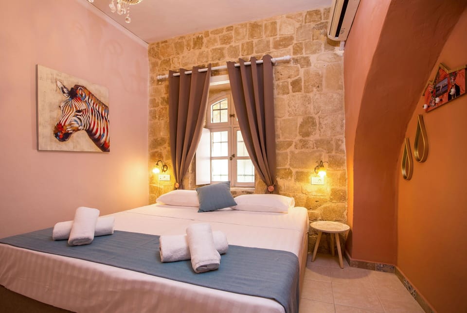 In-room safe, soundproofing, iron/ironing board, free WiFi