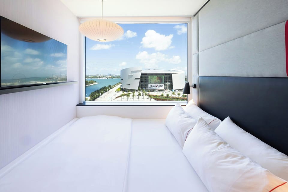 Premium Room, 1 King Bed (View) | Premium bedding, pillowtop beds, in-room safe, desk