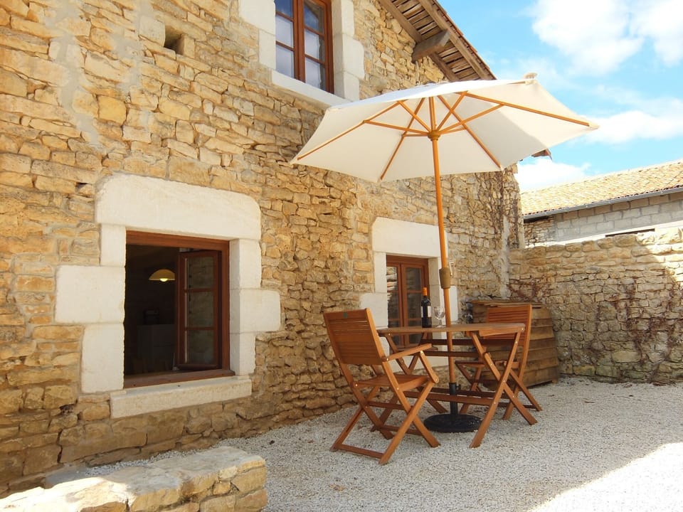 Shaded dining terrace, away from direct sunshine