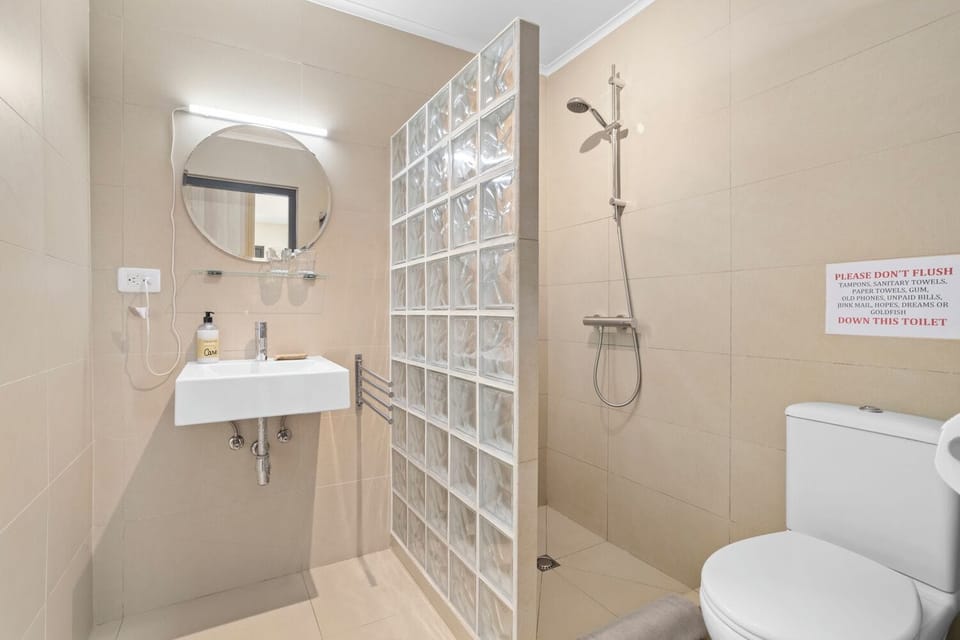 Deluxe Suite | Bathroom | Shower, hair dryer, towels, toilet paper