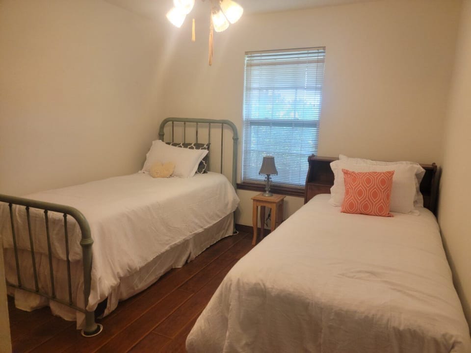 Bedroom 3: Twin Beds
