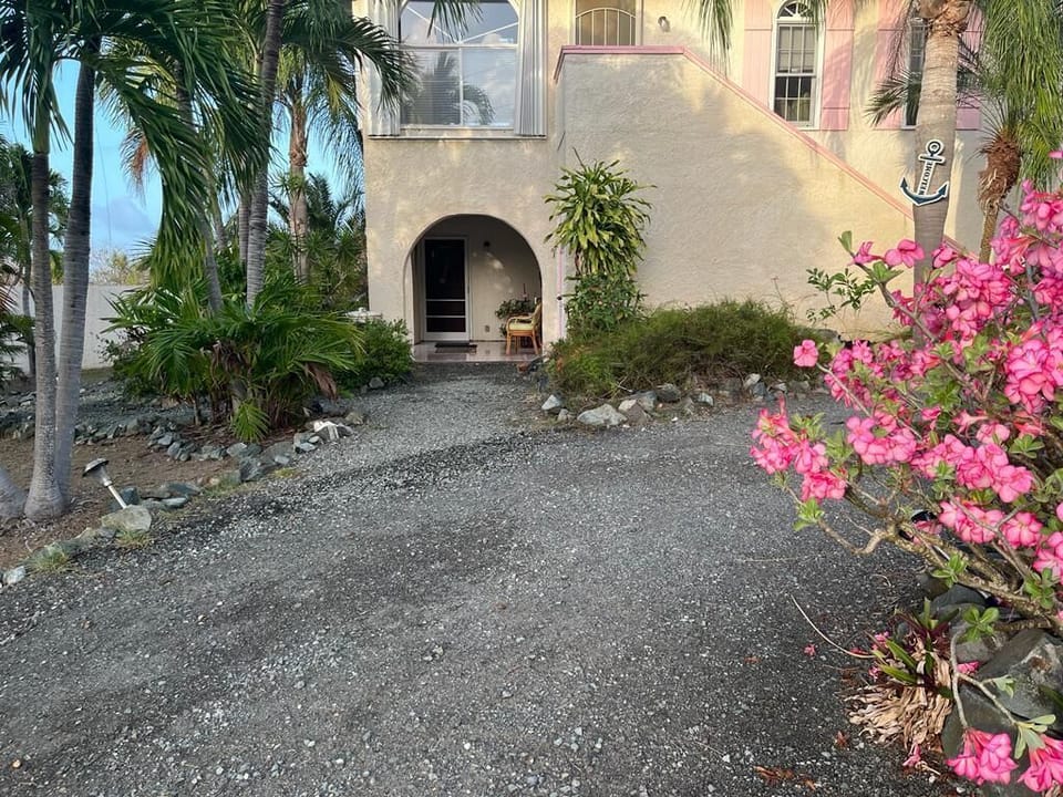 Apt front entrance
