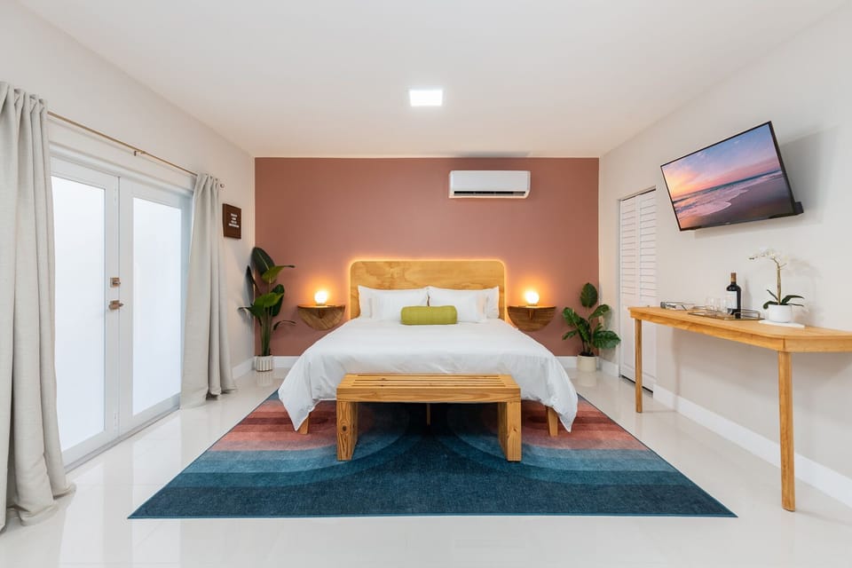 Comfy king bed with plush AND firm pillows
