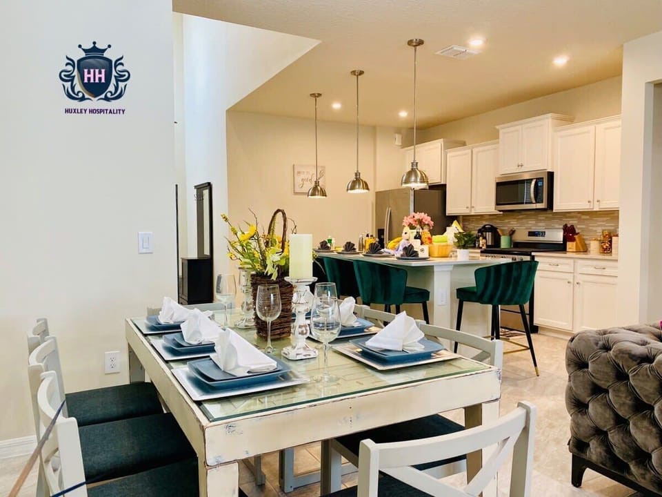 Fully stocked kitchen with stainless steel appliances. Appliances: Toaster, instant pot, blender , coffee maker. Pots & pans , everything you need to cook to your heart’s content for up to 16 guests. Counter island with 6 stools 