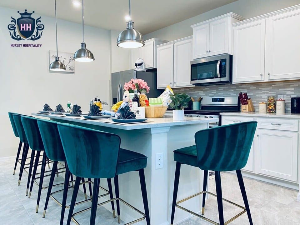 Fully stocked kitchen with stainless steel appliances. Appliances: Toaster, instant pot, blender , coffee maker. Pots & pans , everything you need to cook to your heart’s content for up to 16 guests. Counter island with 6 stools 