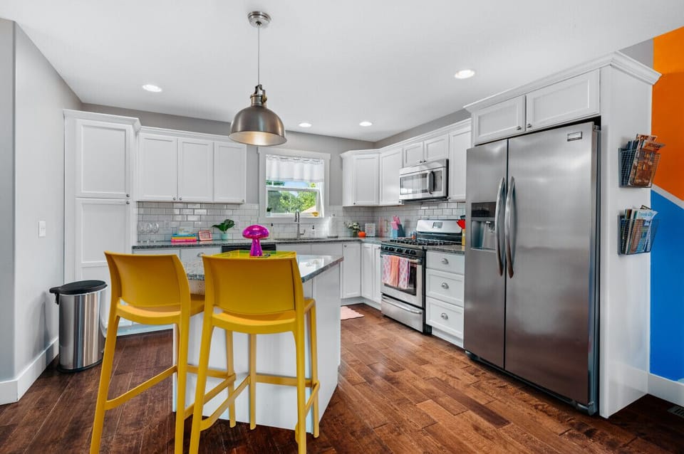 Spacious and vibrant kitchen area to inspire your cooking! 🍽️