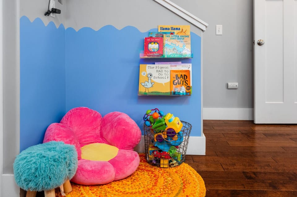 A cozy kids` corner filled with books and fun! 📚🧸