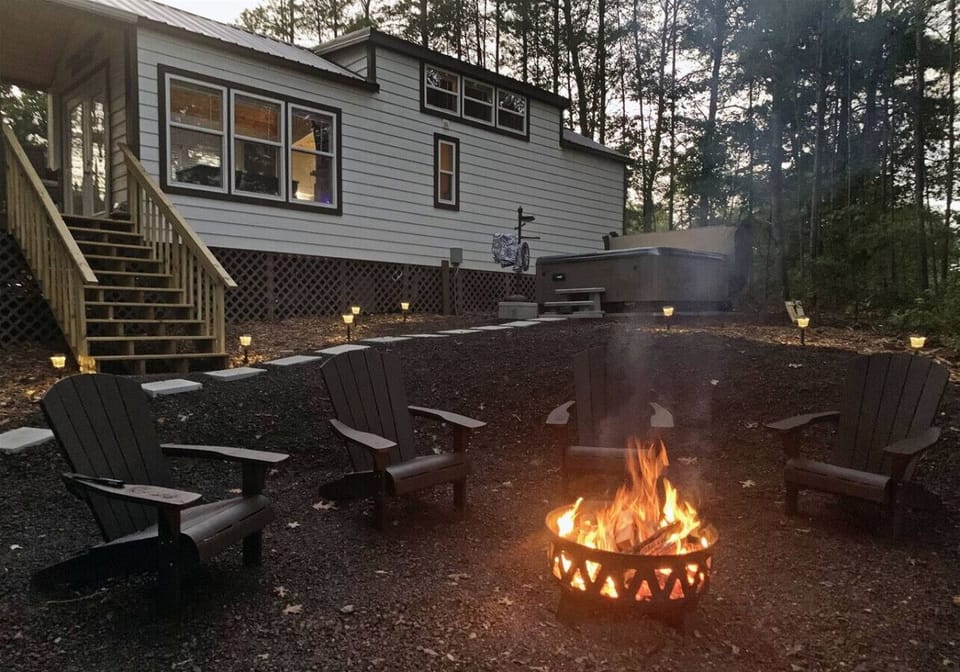 Luxury Ocoee River area Tiny Cabin with View, WIFI, Hot Tub and Camp Fire Pit