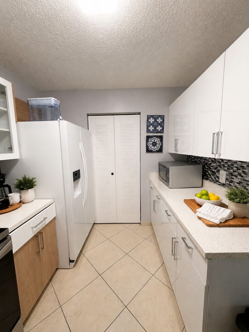 Bright equipped kitchen with modern appliances, spacious counters, and everything you need for home-cooked meals, coffee mornings or extended stays.
