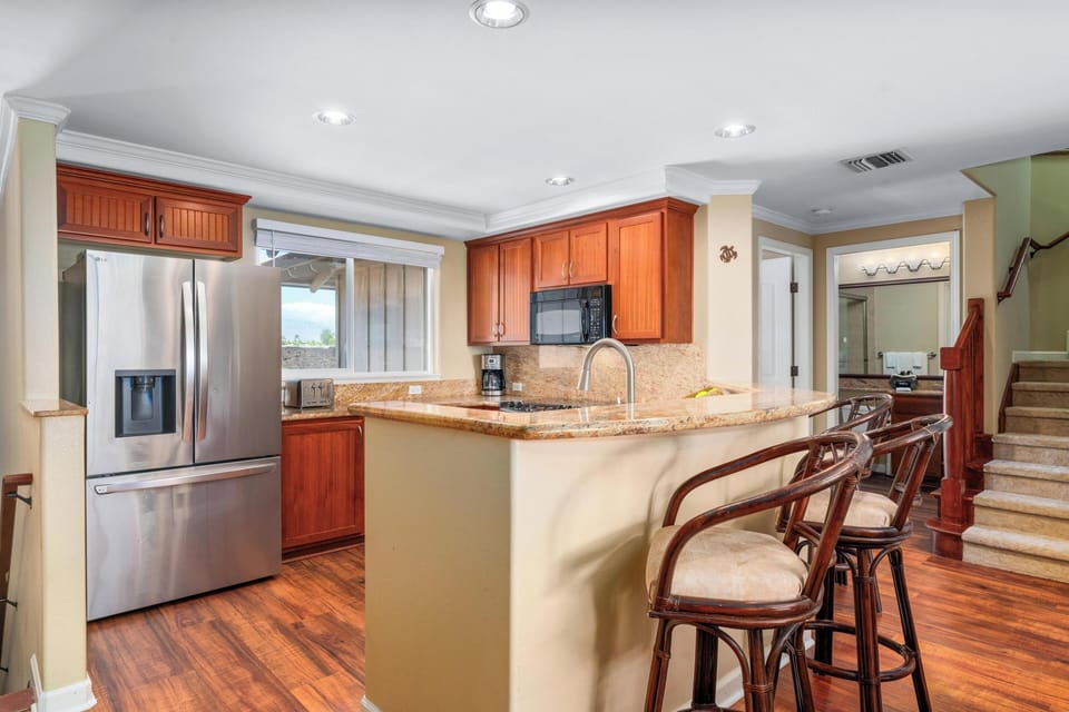 Full kitchen with breakfast bar