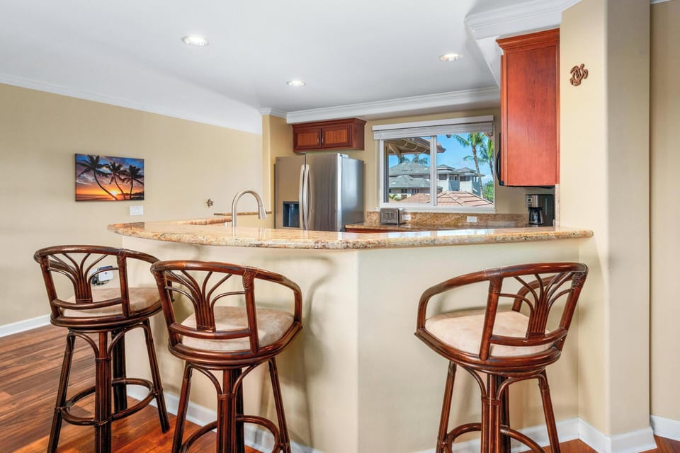 Full kitchen with breakfast bar