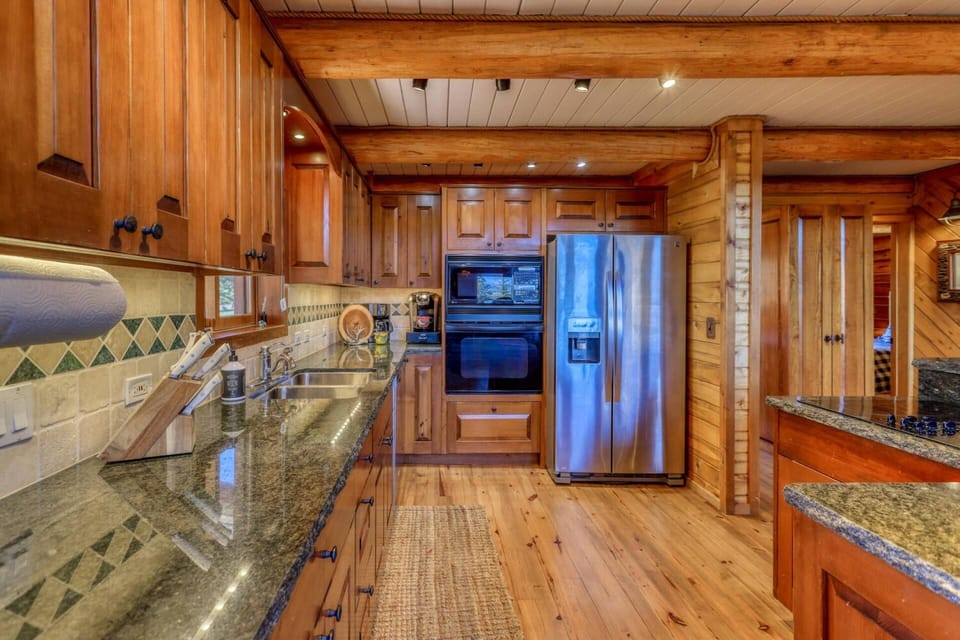There is a fully equipped kitchen to make mealtimes a breeze. Or, hit the town in less than 10 minutes and visit a local hot spot. Fantastic location!