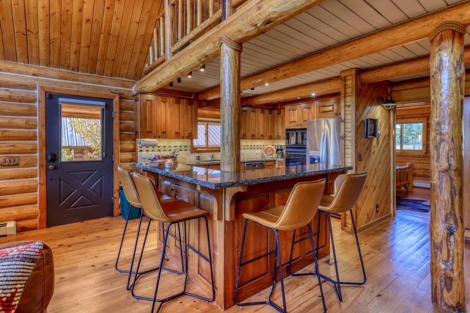 The main floor kitchen has an eat in breakfast bar and is fully equipped for all your gourmet needs! Or hit the town just 10-15 min away.