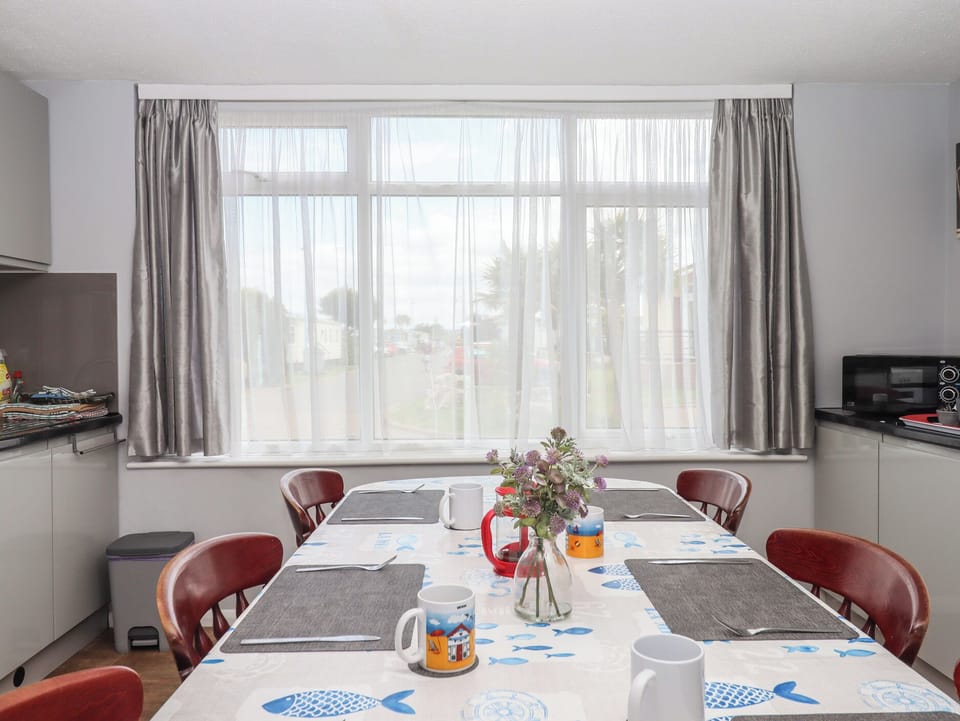 Cottage | Dining