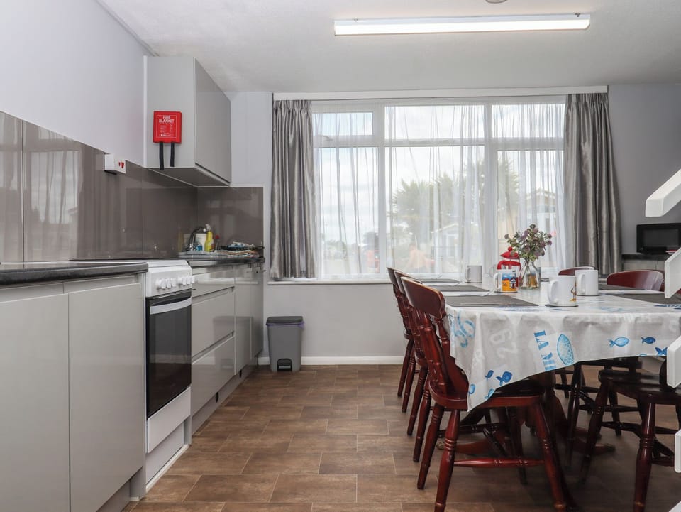 Cottage | Private kitchen | Fridge, microwave, cookware/dishes/utensils