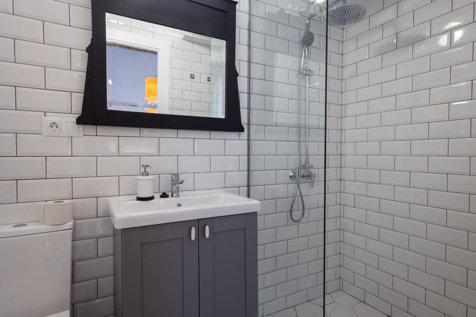 Suite La Almiranta City | Bathroom | Shower, rainfall showerhead, free toiletries, hair dryer