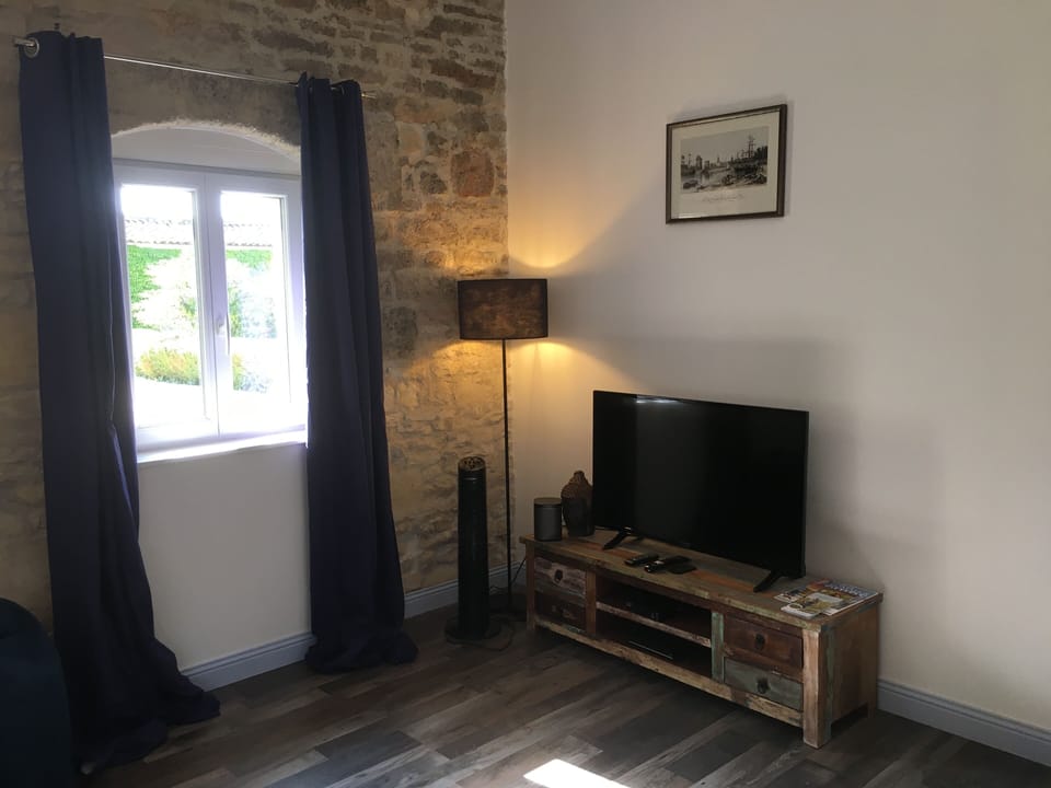Hi-speed wi-fi, SONOS, UK, French & international TV, DVD player. Amazon Prime.