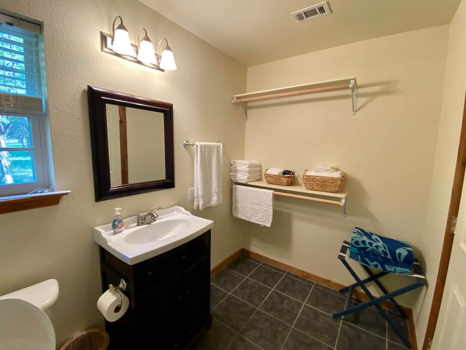 River Cabin B - Bathroom