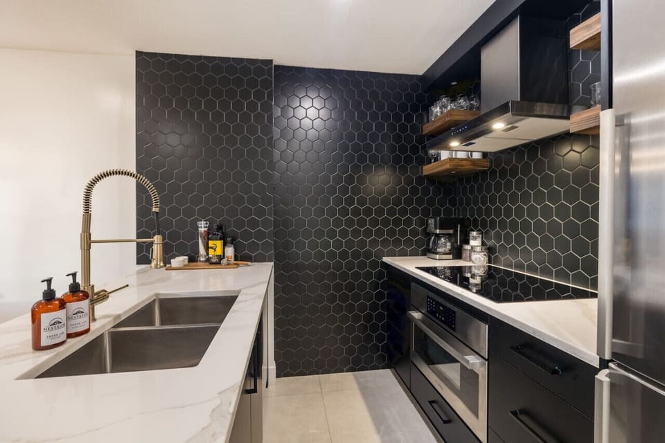 We had a great stay at this property in Whistler. The central location can`t be beat--a 5 minute walk to most things within Whistler village, including the ski lifts. `- Seth