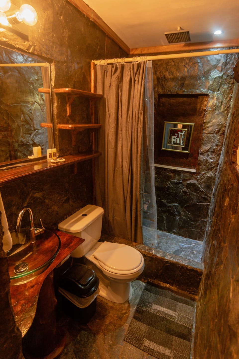 Deluxe Triple Room | Bathroom | Towels, soap, shampoo, toilet paper