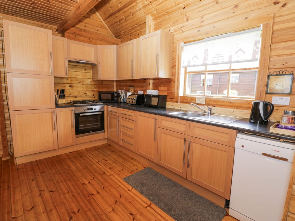 Cottage | Private kitchen | Fridge, microwave, dishwasher, electric kettle