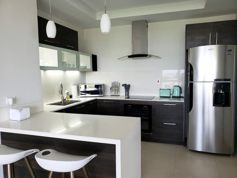 Full Kitchen with appliances & utensils