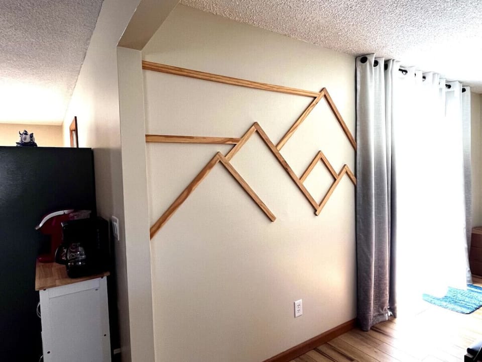 Dining Room & Entry Wall