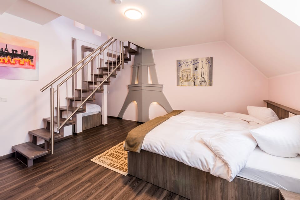 Triple Room | Desk, soundproofing, free WiFi, bed sheets