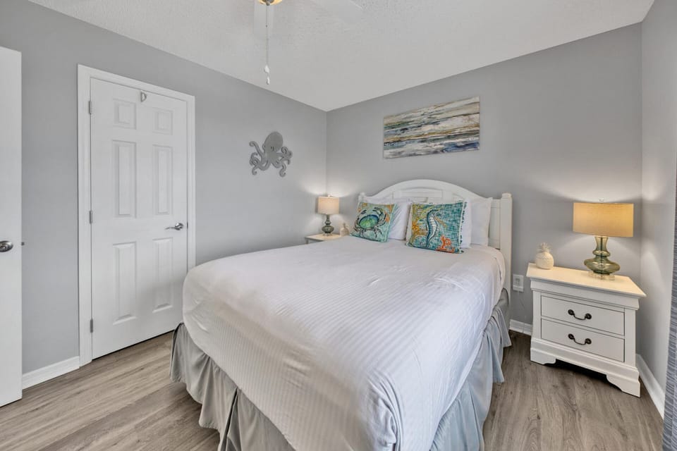 3rd bedroom with queen-sized bed