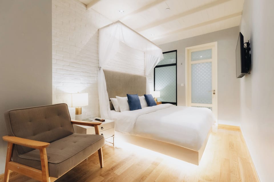 Deluxe Room, 1 King Bed | 1 bedroom, down comforters, minibar (free items), in-room safe