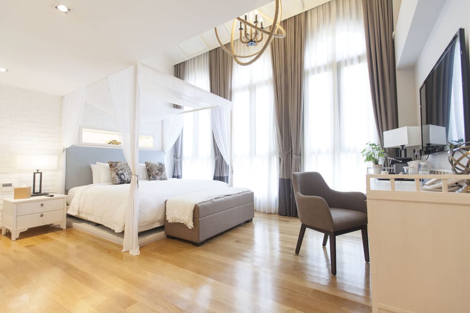 Explorer Suite | 1 bedroom, down comforters, minibar (free items), in-room safe