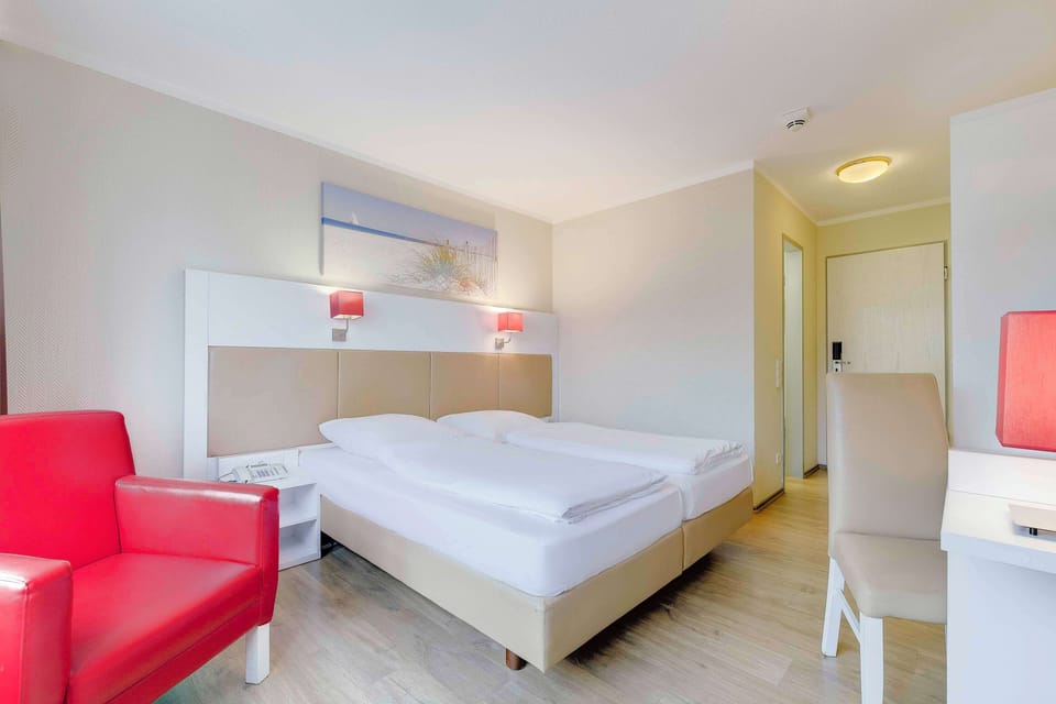 Hypo-allergenic bedding, in-room safe, desk, iron/ironing board