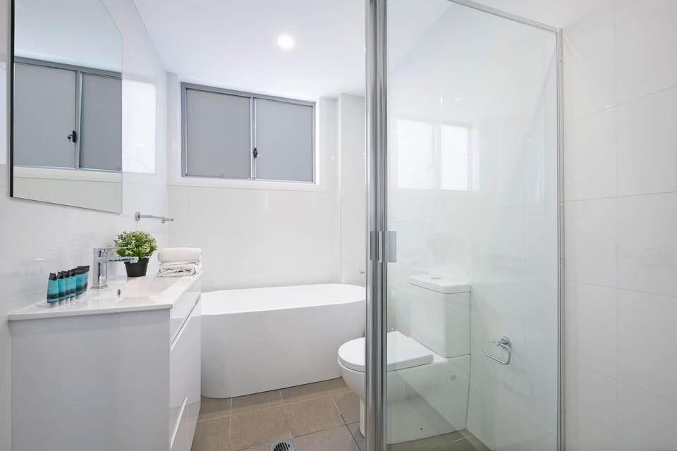 Apartment, 2 Bedrooms | Bathroom | Hair dryer, towels