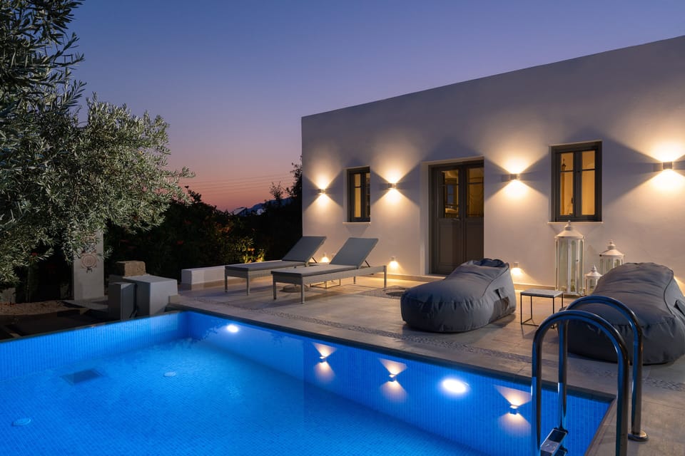 Villa Mami - private pool by night