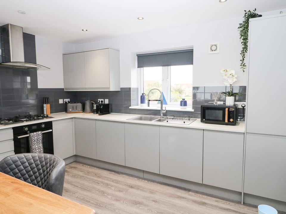 Cottage | Private kitchen | Fridge, microwave, dishwasher, electric kettle