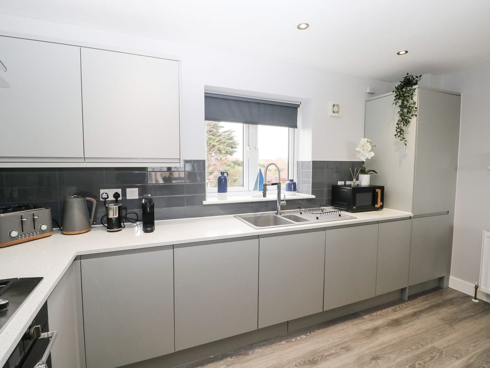 Cottage | Private kitchen | Fridge, microwave, dishwasher, electric kettle