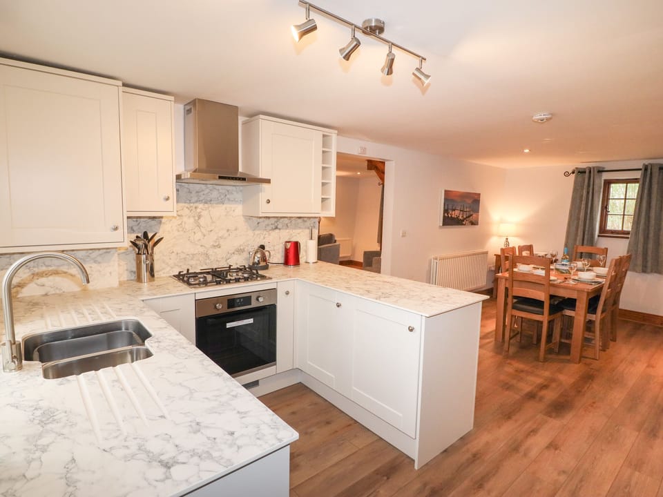 Cottage | Private kitchen | Fridge, dishwasher, electric kettle, toaster