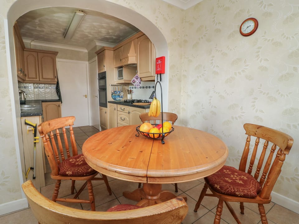 Cottage | Private kitchen | Fridge, dishwasher, electric kettle, toaster